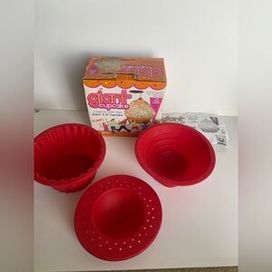 Gourmet Trends Giant 3-D Cupcake silicone baking Mould